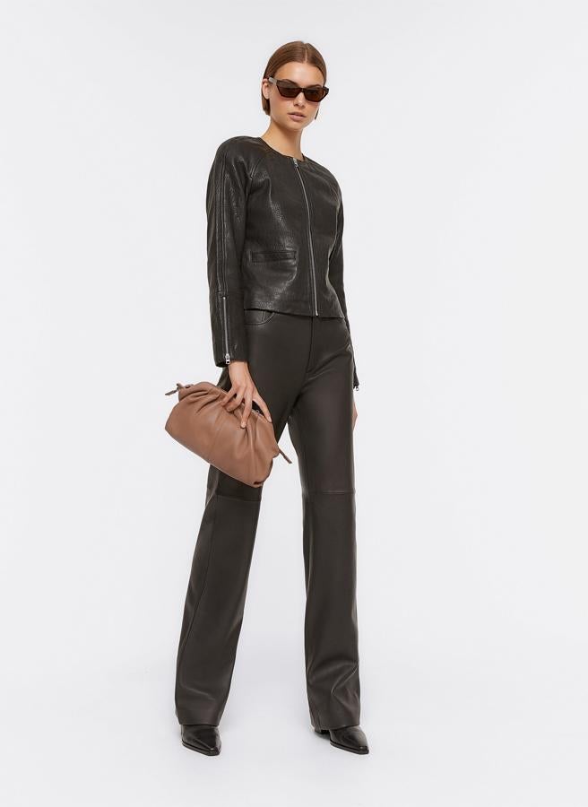 Cartera de mano de cuero con cierre rígido y efecto fruncido, de Uterqüe (99 €).