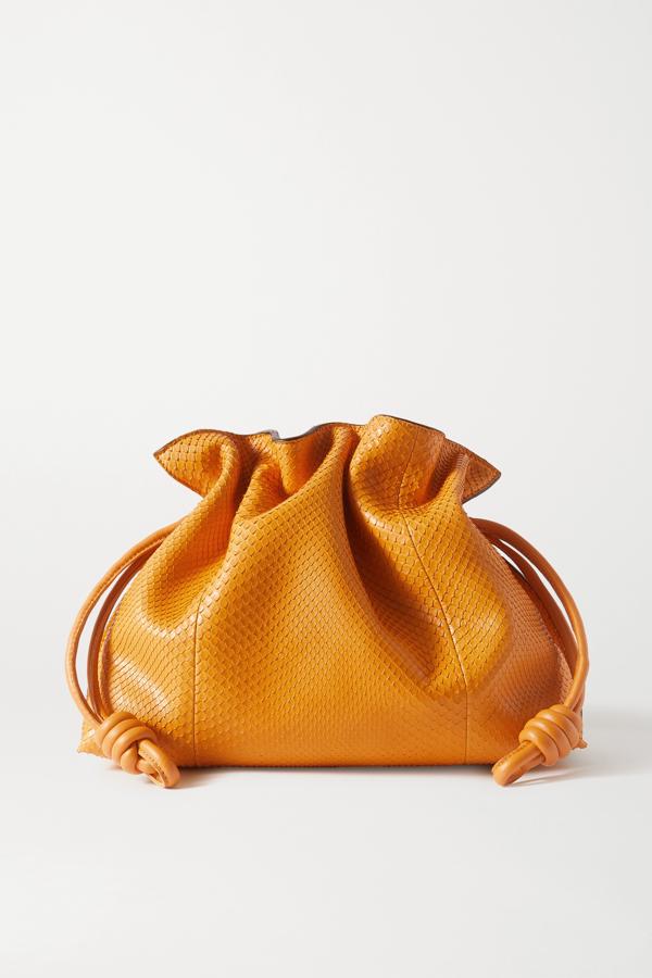 Bolso Flamenco en piel de serpiente, de Loewe.