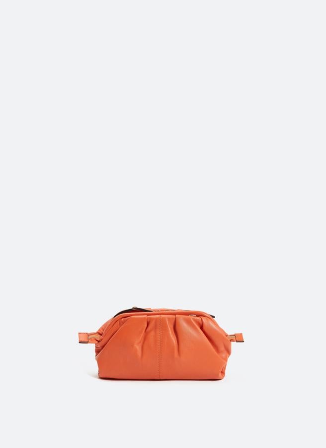 Bolso acolchado naranja, de Uterqüe (69 €).