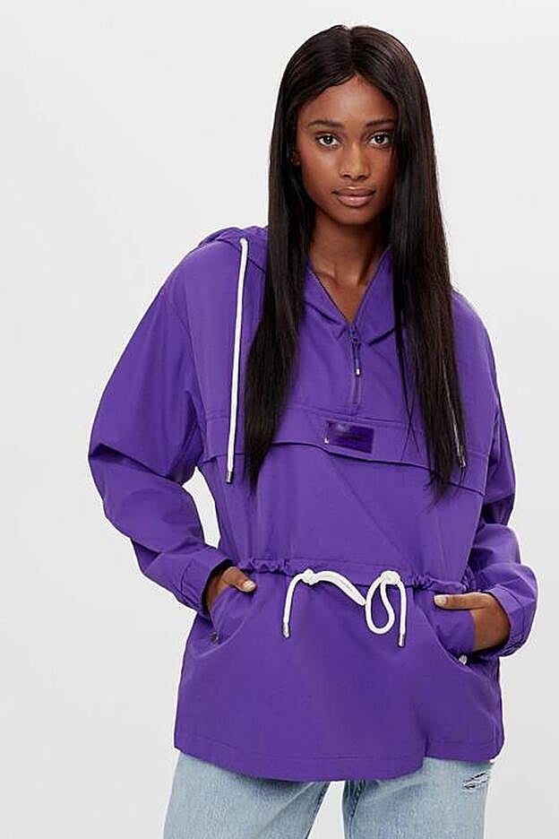 Cazadora canguro, de Bershka (29,99 €).