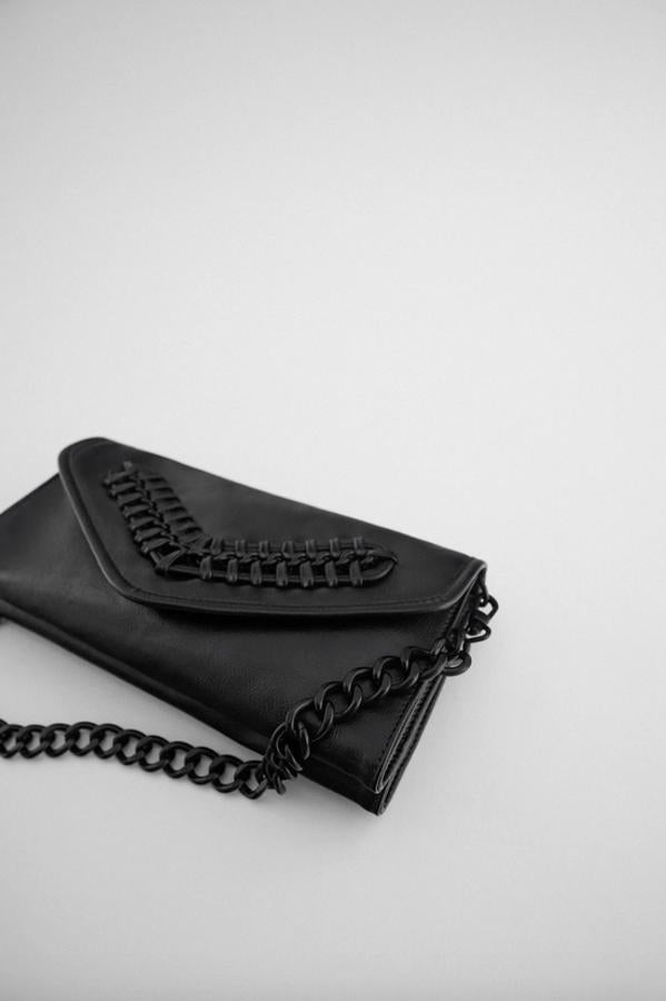 Este bolso de hombro con solapa con detalle entrelazado y cadena, viene con dos asas de hombro extraíbles, una de ellas en formato cadena. Con cierre de imán, costaba 25,95 euros y ahora podemos está a 15,99 euros.