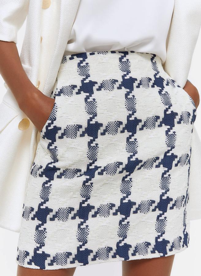 Uno de nuestros diseños favoritos es esta falda mini de Uterqüe confeccionada en tejido desflecado, con cintura alta y bolsillos laterales. Tiene un precio de 79 euros y está disponible entre las tallas XS y L.