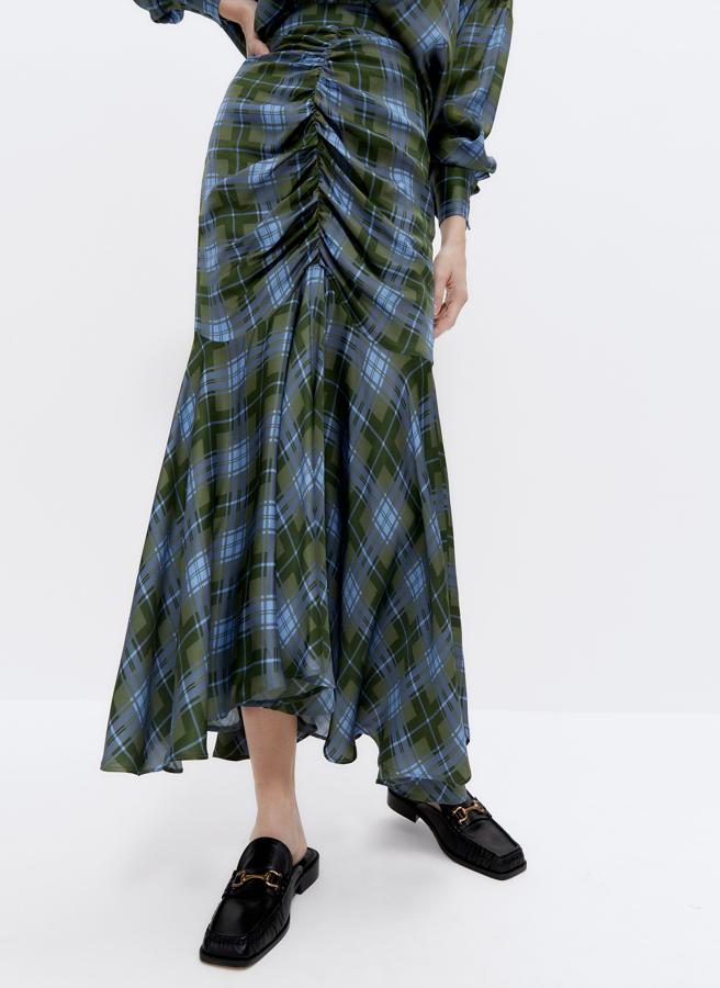 Confeccionada en tejido fluido satinado, esta falda de Uterqüe viene con estampado de cuadros en caqui y celeste. Con drapeado en la parte superior de la falda, tiene un precio de 89 euros y está disponible en las tallas XS, S y M.