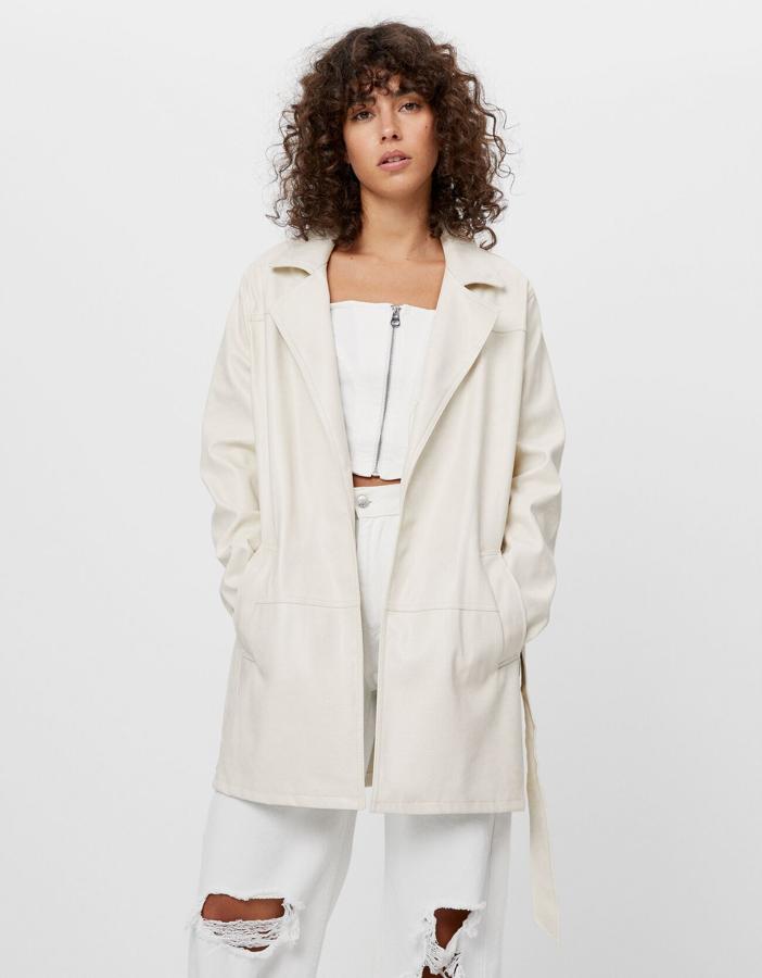Como el tejido de efecto piel está de moda, puedes mezclar ambas tendencias en este abrigo de Bershka perfecto para el entretiempo (35,99 euros).
