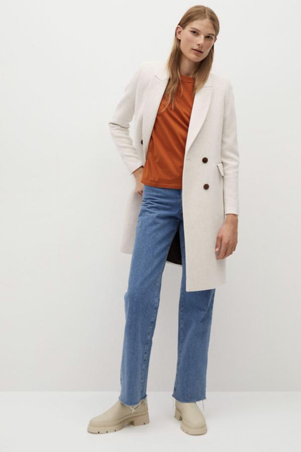 Abrigo de lana mezcla, de corte masculino y largo midi, de Mango (69,99 euros).