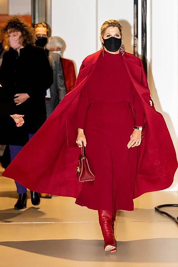 Máxima de Holanda con total look rojo en Utrecht.