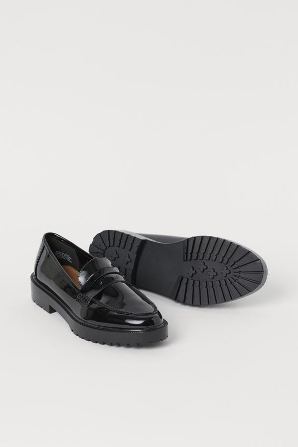 Los zapatos de uniforme escolar por excelencia vuelven a tu armario (pero esta vez te va a encantar llevarlos). Este modelo acharolado de piel sintética es perfecto por su suela gruesa, que le da ese toque grunch, y además nos hace crecer casi 3 centímetros. Disponibles del 35 (a punto de agotarse) hasta el 42.