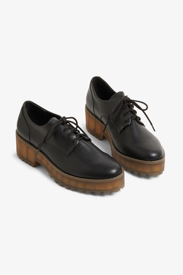 De piel sintética y cordones, la estrella de estos derby negros de Monki son las suelas chunky, de color marrón y estilo sierra. Los tienes disponibles del 36 al 41, aunque agotados en el 38 y el 41 y a punto de acabarse los 39.