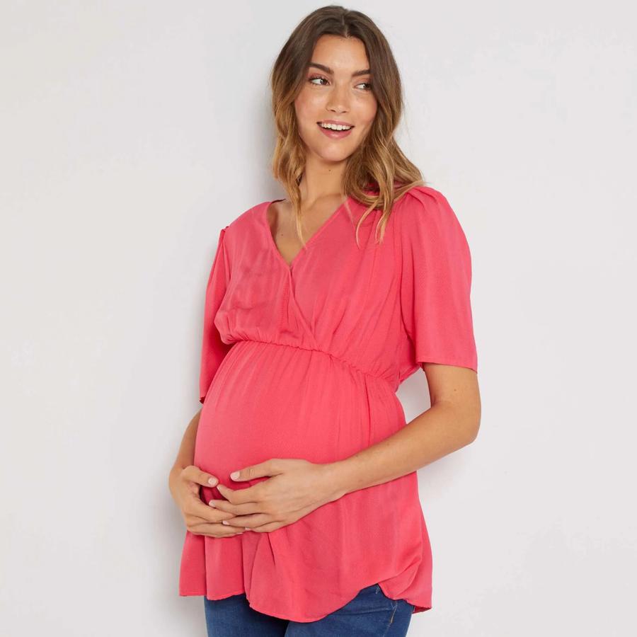 Esta blusa vaporosa de corte cruzado y escote de pico está disponible en color rosa, azul o verde. Con cinturón y bajo evasé, es de Kiabi y tiene un precio de 15 euros.
