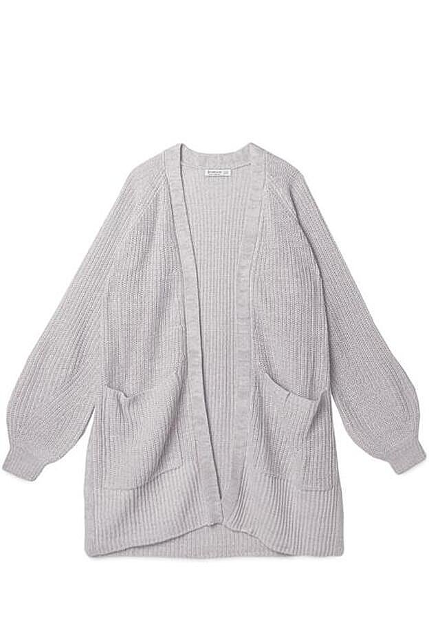 Este cárdigan gris combinará con todos tus estilismos. De lo más calentito, cuenta con manga fluida.