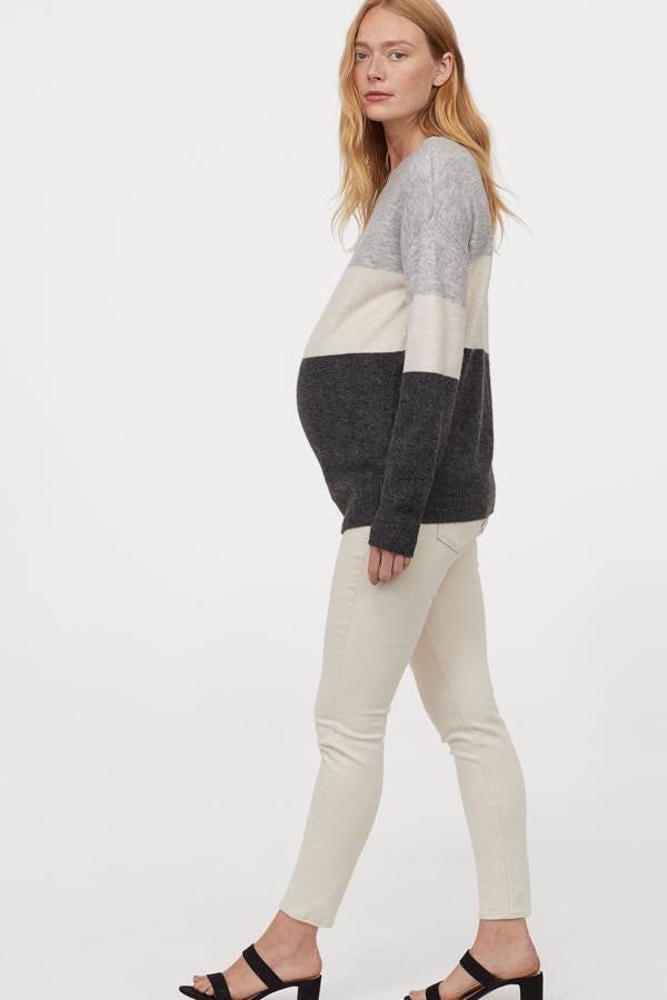 Disponible en varios colores, este jersey de punto fino cuenta con remate de canalé en el cuello, puños y bajo y tiene un precio de 29,99 euros. Es de H&M.