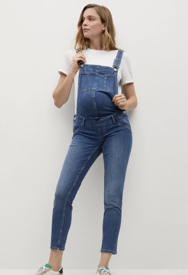 En color azul medio, este peto de algodón en tejido denim cuenta con tirantes ajustables desmontables y trabillas en la cintura. Con bolsillos laterales, es de Mango y tiene un precio de 49,99 euros.