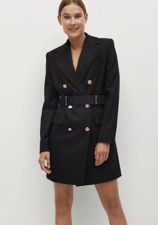 En color negro, este vestido corto con diseño tipo americana y cinturón ajustable cuenta con cierre de botones metálicos en la parte delantera y tiene un precio de 49,99 euros.