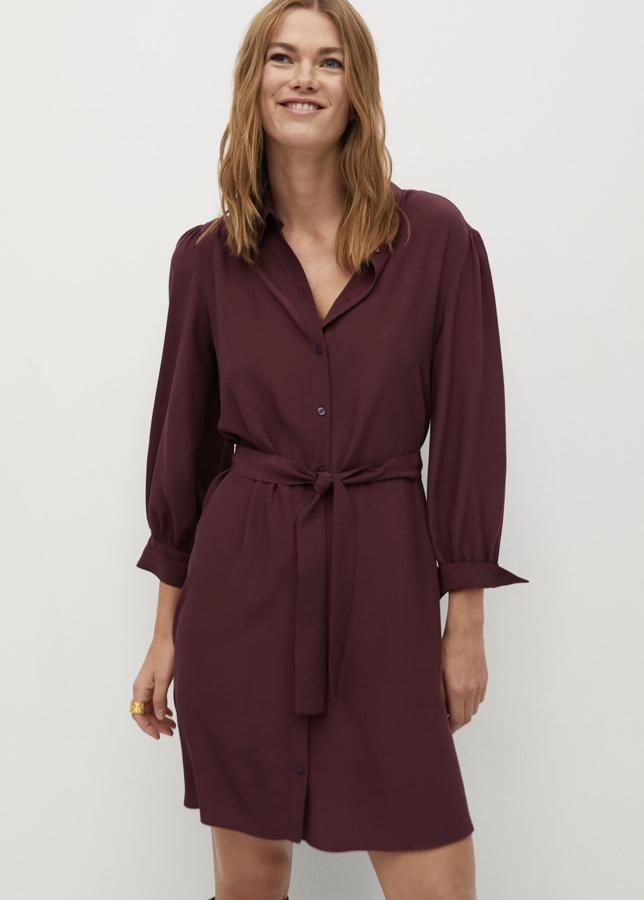 Disponible en granate o negro, este vestido de estilo camisero y manga abullonada con puños abotonados cuenta con cinturón desmontable y cierre de botones en la parte delantera. Tiene un precio de 29,99 euros.