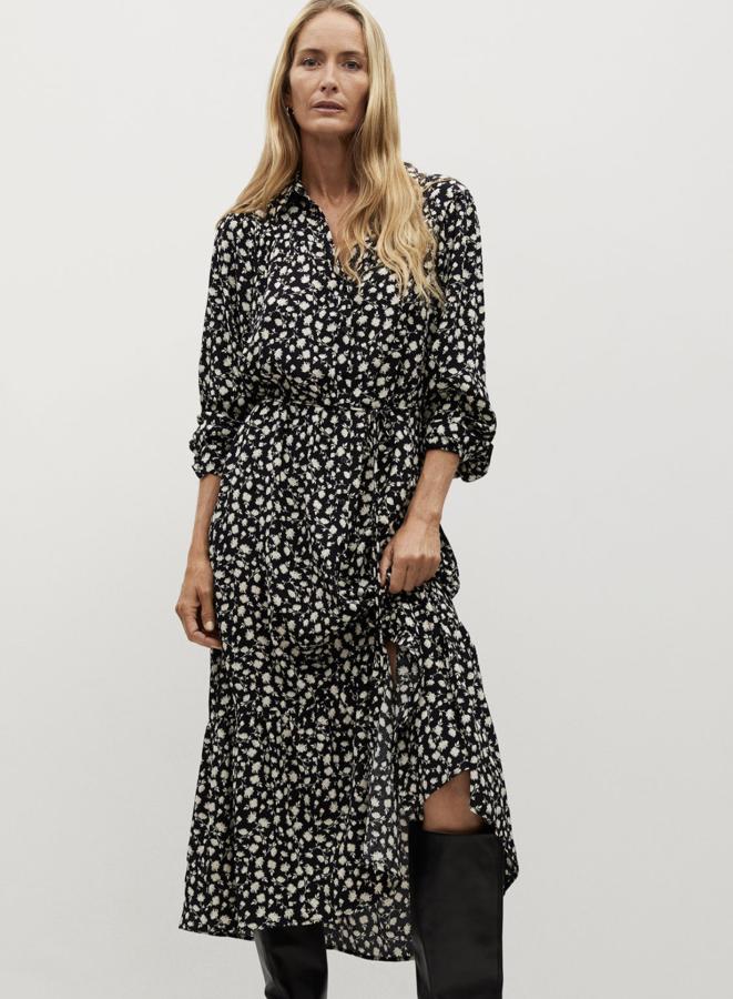 Con estampado en blanco y negro, este vestido fluido de manga larga con puños abotonados cuenta con cordón ajustable y volante en el bajo. Con cierre de botones en la parte delantera, tiene un precio de 39,99 euros.