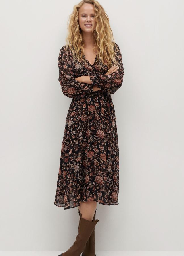 En tejido fluido con estampado floral, este vestido de corte midi y diseño acampanado cuenta con escote de pico y manga larga. Con detalles plisados, tiene un precio de 49,99 euros.