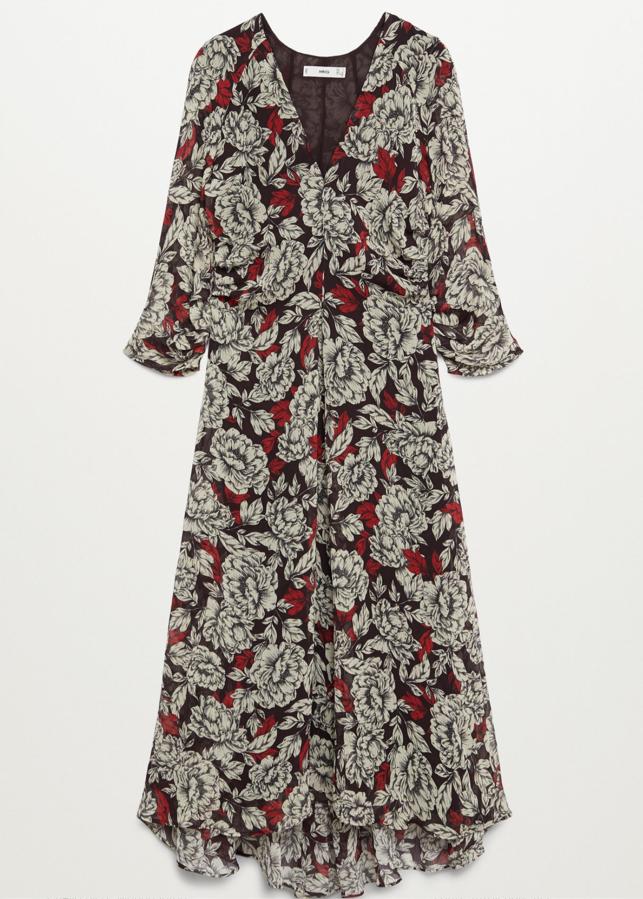 Con estampado floral en blanco, rojo y negro, este vestido de tejido fluido cuenta con cuello de pico y manga larga. Tiene un precio de 49,99 euros.