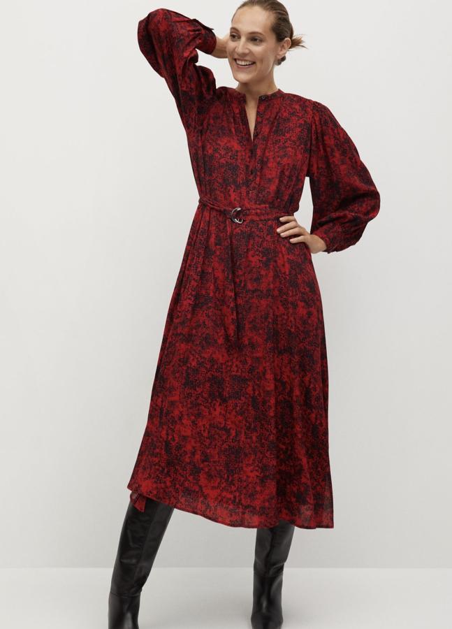 Con estampado en rojo y negro, este vestido midi con cuello redondo y manga abullonada cuenta con cinturón estampado desmontable y aberturas laterales. Tiene un precio de 39,99 euros.