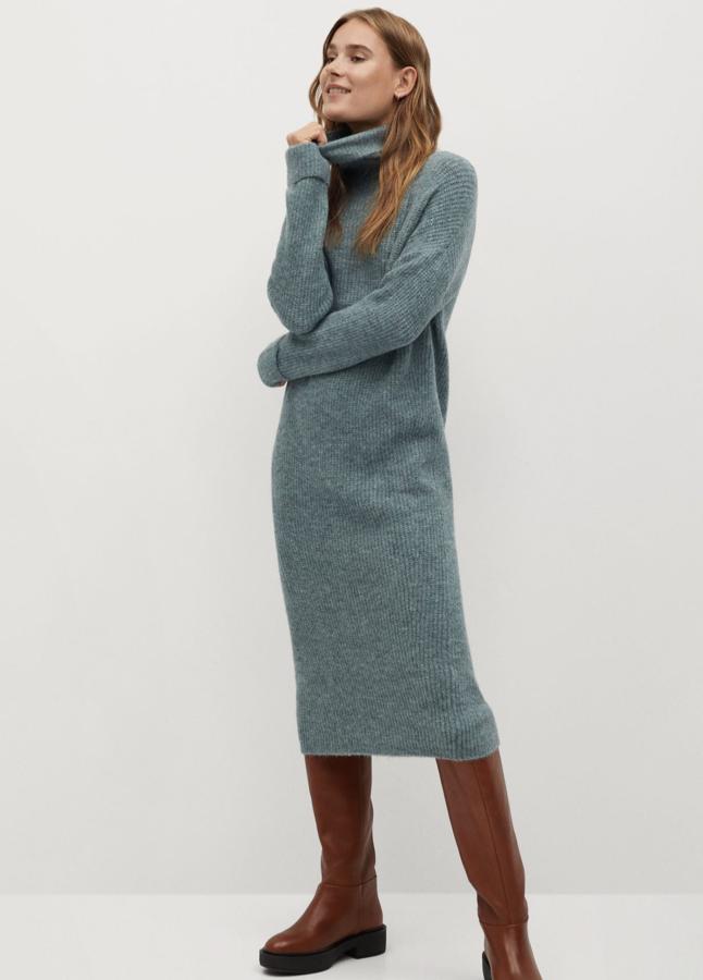 En tejido de canalé en color gris, este vestido entallado de corte midi y manga larga cuenta con cuello alto y tiene un precio de 39,99 euros.