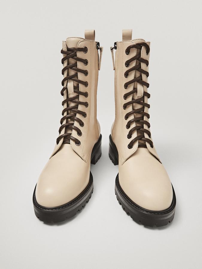 En color crudo, este botín de piel con cordones y cremallera en la parte interior es de Massimo Dutti y tiene un precio de 129 euros.