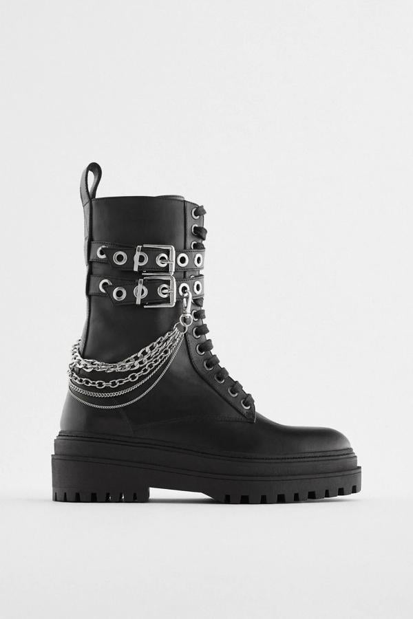 De piel en color negro, este botín plano con cordones y detalle de correas con cadenas extraíbles cuenta con suela track y cremallera interior. Con una altura de 5,5 centímetros, es de Zara y tiene un precio de 89,95 euros.