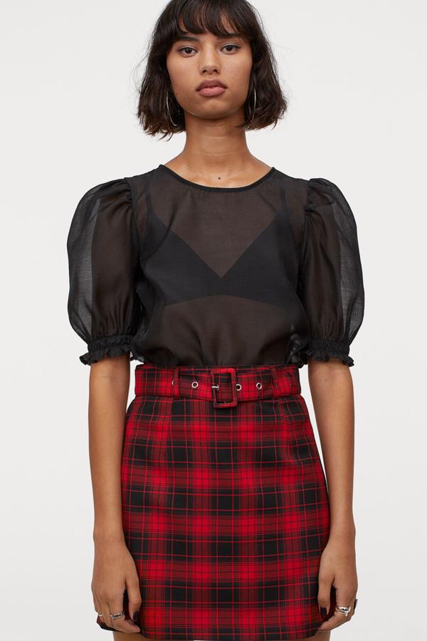 Con cuadros negros y rojos, esta falda corta de talle alto cuenta con cinturón ajustable y tiene un precio de 19,99 euros.