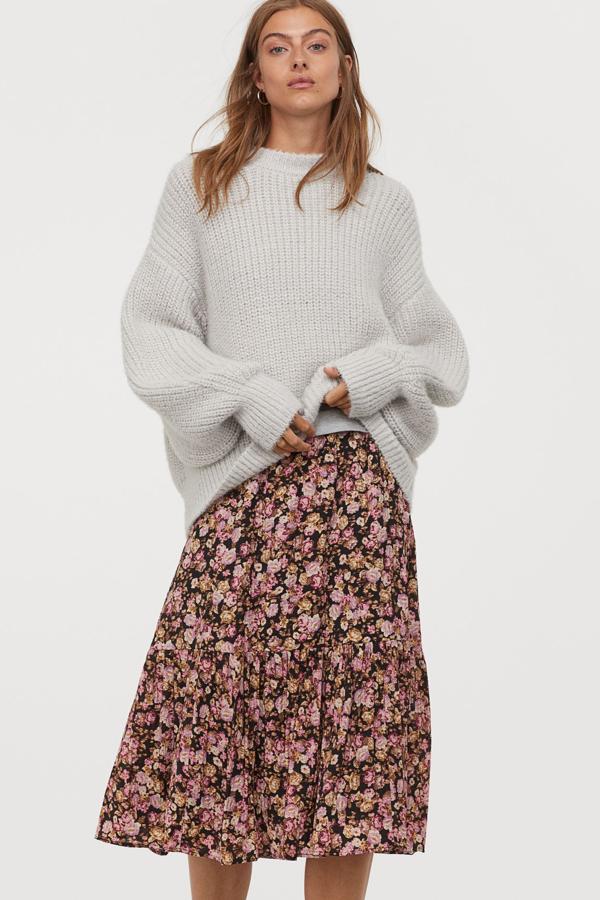 En tejido de crepé, esta falda midi negra con estampado de rosas es de talle alto y cuenta con elástico en la cintura. Tiene un precio de 29,99 euros.