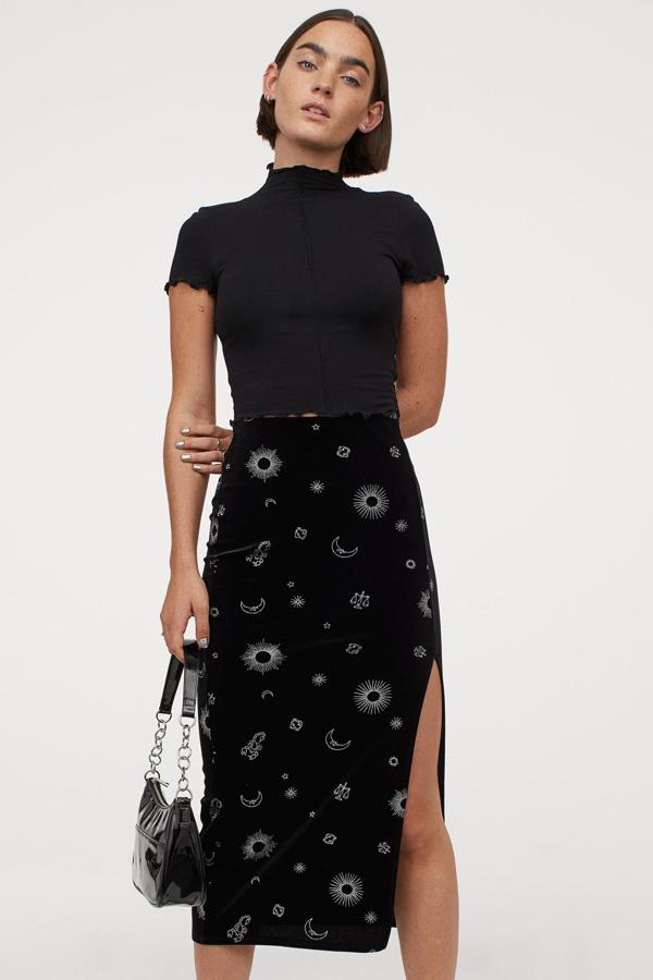 En color negro y con estampado de los signos del zodiaco, esta falda ceñida de velour con pronunciada abertura tiene un precio de 19,99 euros.