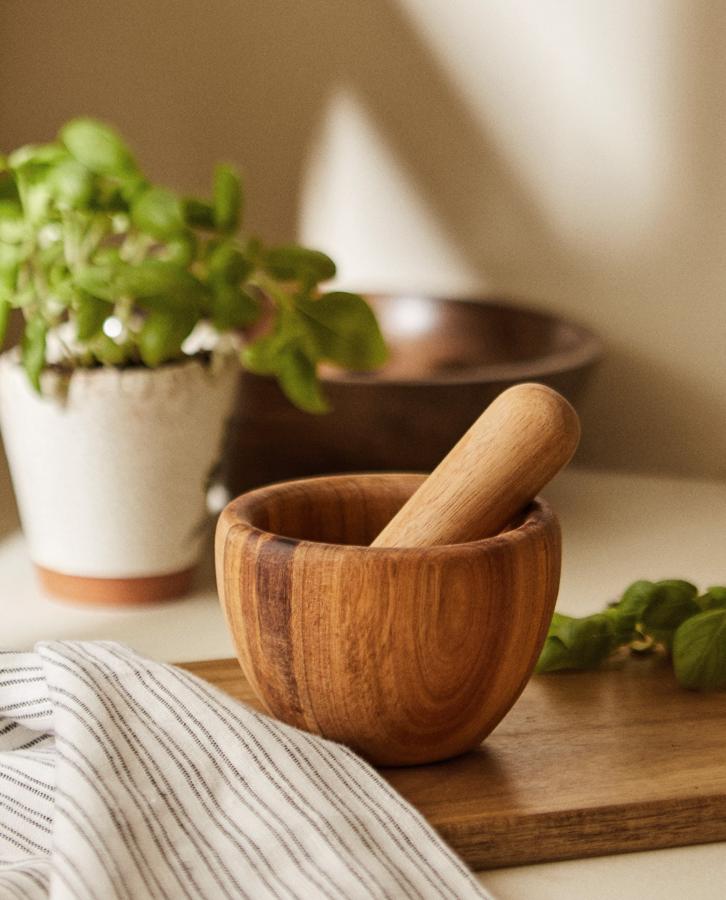 En madera de acacia, este mortero tiene unas pedidas de 11,2 x 12,2 x 11 centímetros y un precio de 15,99 euros.