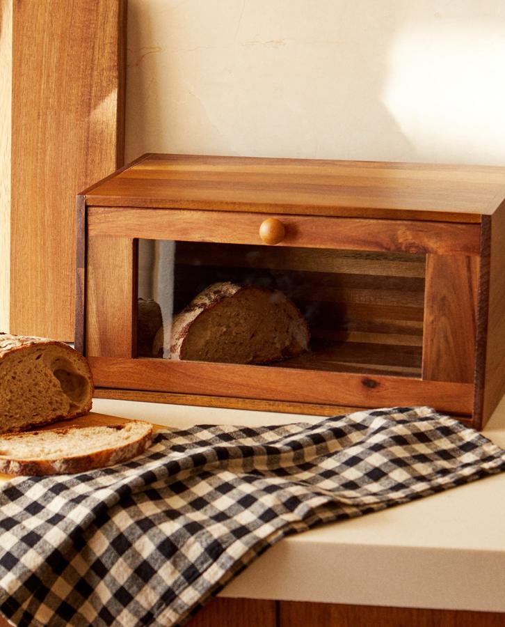 De madera de acacia, esta panera cuenta con cierre hermético y tiene un precio de 39,99 euros.