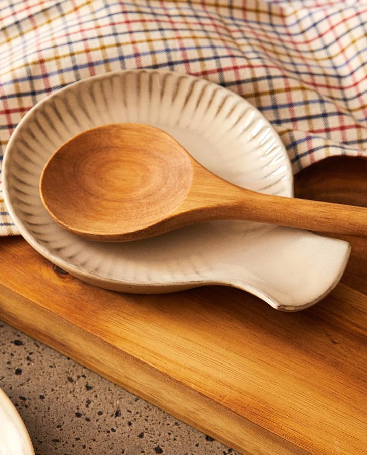 Este reposa cuchara de terracota en dos tonos tiene unas medidas de 15,5 x 3 x 19,5 centímetros y un precio de 9,99 euros.