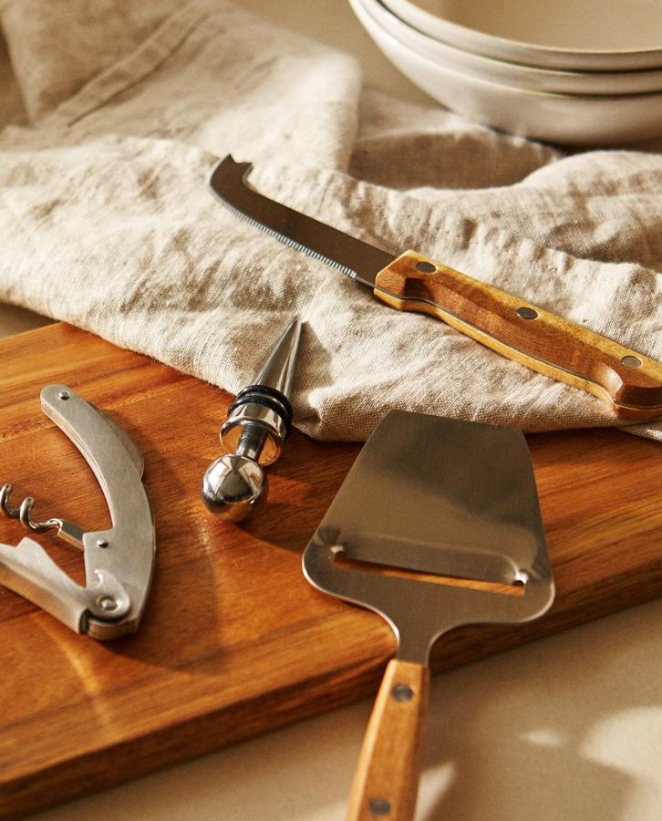 Este set para queso y vino contiene un abridor, un cuchillo y una pala corta con mango de madera de acacia y un tapón con cierre hermético. En acero inoxidable, tiene un precio de 19,99 euros.
