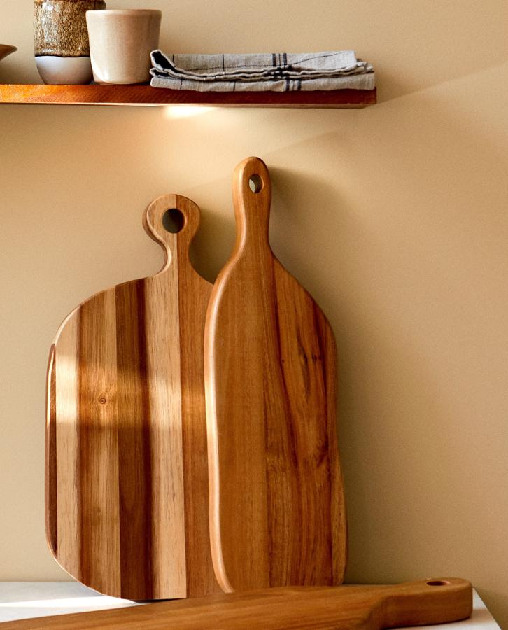Disponible en tres tamaños diferentes, esta tabla de cocina de madera de acacia cuenta con protección vegetal. Su precio va desde los 25,99 euros a los 39,99 euros, dependiendo del tamaño.
