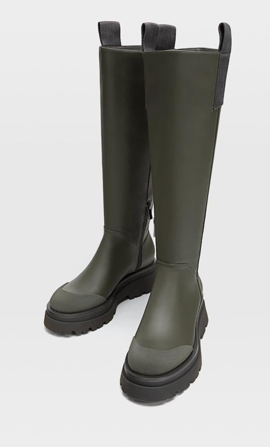 En color verde caqui, esta bota plana engomada con caña alta y suela track está disponible desde la talla 35 a la 41 y tiene un precio de 45,99 euros.