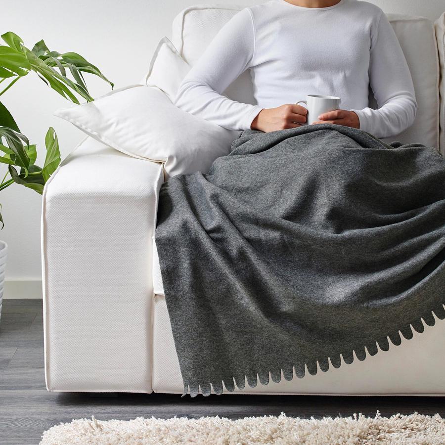 En color gris, esta manta de fieltro suave tiene unas medidas de 130x170 centímetros y un precio de 5 euros.