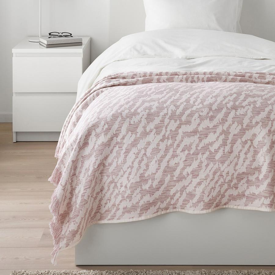 En blanco y rosa (también está disponible en azul y blanco), esta manta suave en algodón jacquard tiene unas medidas de 130x170 centímetros y un precio de 20 euros.