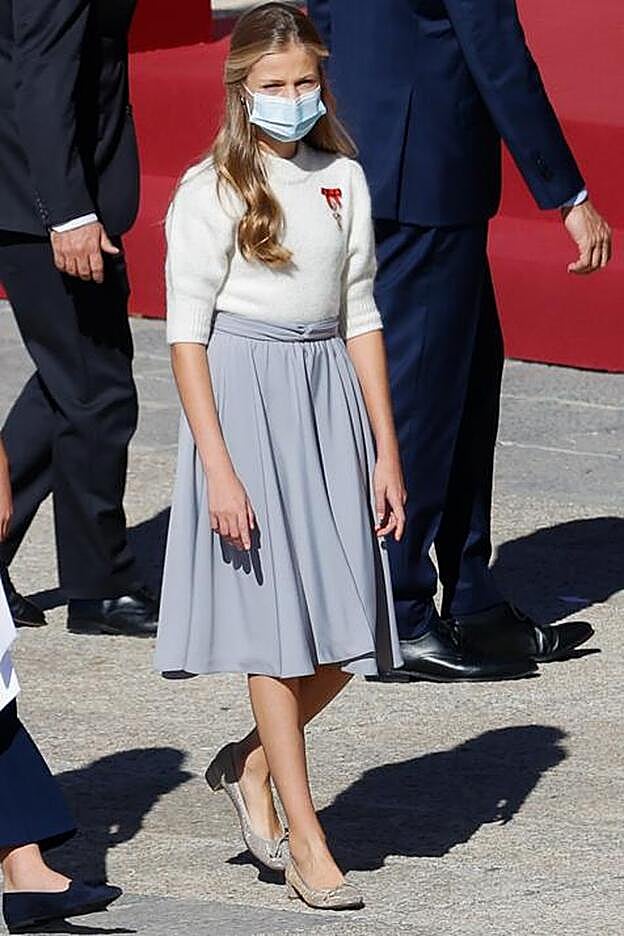 Leonor ha lucido un look muy favorecedor formado por una falda midi y un jersey en crudo.