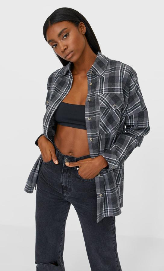 Con estampado de cuadros en color gris, esta sobrecamisa de manga larga con cierre de botones tiene un precio de 19,99 euros.