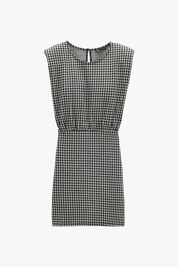Con cuadros en blanco y negro, este vestido corto de cuello redondo y manga sisa con hombreras también está rebajado. Tiene un precio de 7,99 euros.