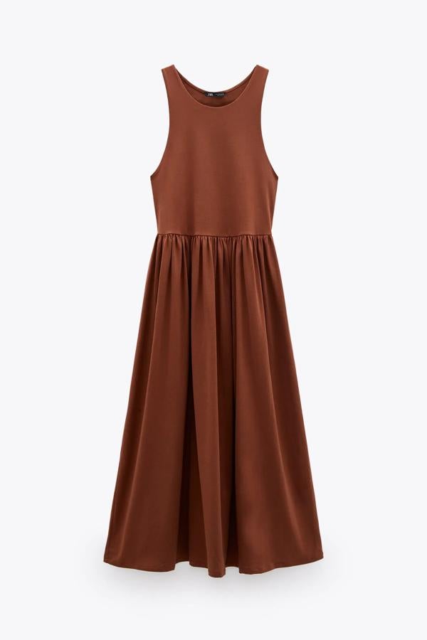 En color teja oscuro, este vestido midi de cuello halter es uno de los más deseados de los Special Prices. Con detalle de pliegues, tiene ahora un precio de 9,99 euros.