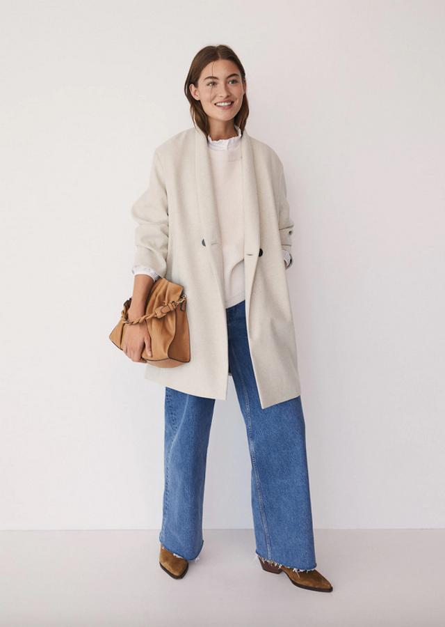 Disponible en crudo o en gris, este abrigo de Mango en diseño cruzado medio confeccionado en mezcla de lana, tiene cuello chimenea y cierre de dos botones a contraste. De 59,99 euros ha pasado a costar 39,99 euros y está disponible en las tallas M, L y XL.