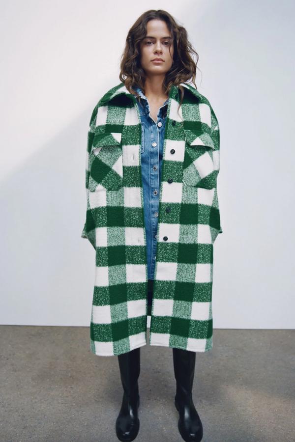 Confeccionado en tejido de mezcla de lana, este abrigo de Zara con estampado de cuadros en tonos verdes y blancos viene con cuello solapa y mangas largas acabadas en puño con pliegue. El bajo tiene aberturas laterales y viene con bolsillos de plastrón con solapa en delantero. Está disponible únicamente en las tallas M y L por 49,95 euros.