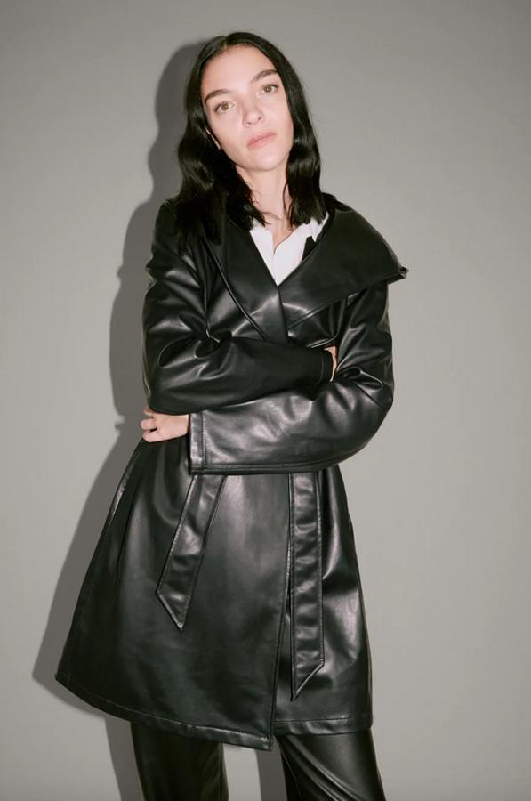 Cuello solapa con capucha y manga larga para este abrigo en efecto piel de Zara con bolsillos laterales ocultos en costura y cinturón a tono. Cuesta 49,95 euros y está disponible entre las tallas XS y XXL.