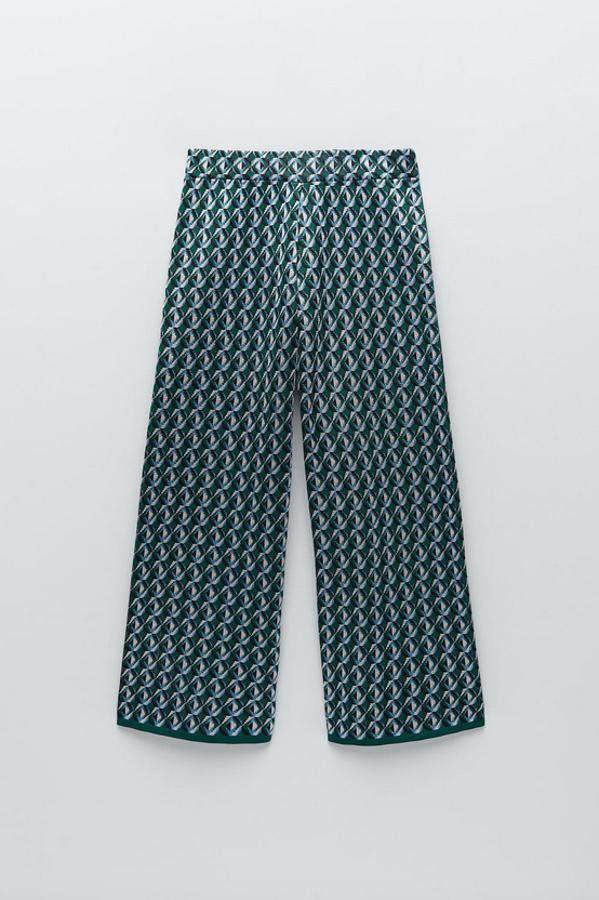 En tonos verdes y azules, este pantalón de punto de Zara de tiro alto y pernera ancha viene con cintura elástica. Con un precio de 29,95 euros, está disponible en las tallas S y M.