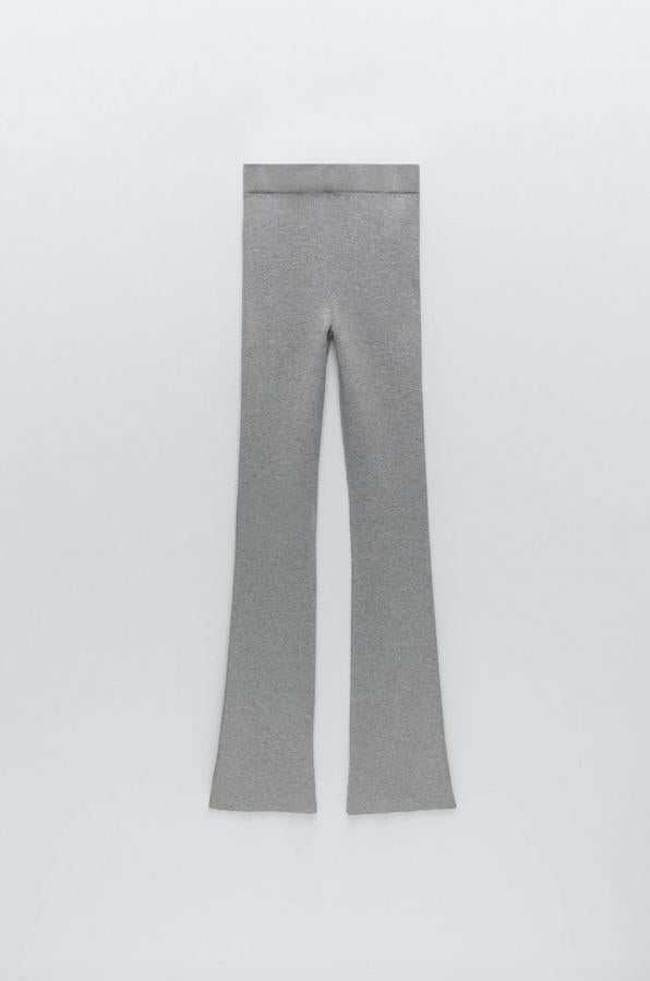 Diseño flare y cintura elástica para este pantalón de punto de Zara que pertenece a su colección sostenible y tiene el tiro alto. Cuesta 25,95 euros y está disponible entre las tallas S y XL.