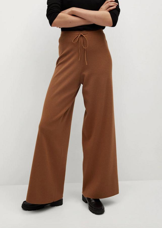 Diseño palazzo y cintura elástica con cierre de cordón para este pantalón en marrón medio de Mango con perneras anchas y rectas. Cuesta 39,99 euros y podemos encontrarlo entre las tallas S y XL.