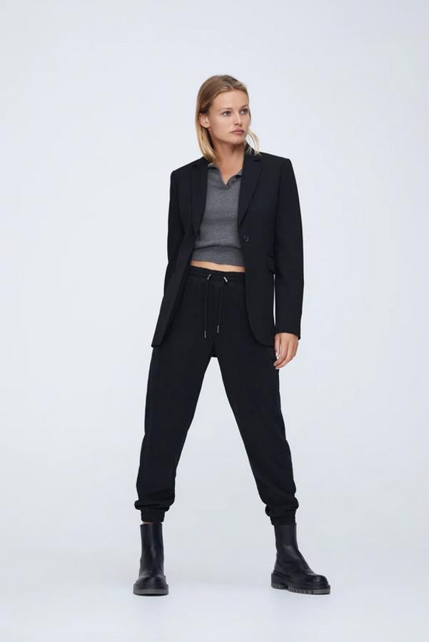 Disponible en negro y en caqui, este pantalón jogging de Zara con cintura elástica ajustable con cordón, bolsillos delanteros y bajo acabado en puño elástico tiene un precio de 29,95 euros y está disponible entre las tallas XS y XXL.