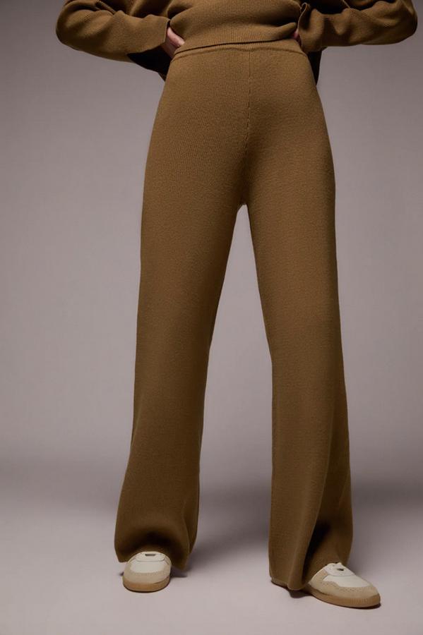 En color ocre, con cintura elástica y pernera ancha, este pantalón de punto de tiro alto es de Zara y podemos comprarlo por 29,95 euros en las tallas S y M.