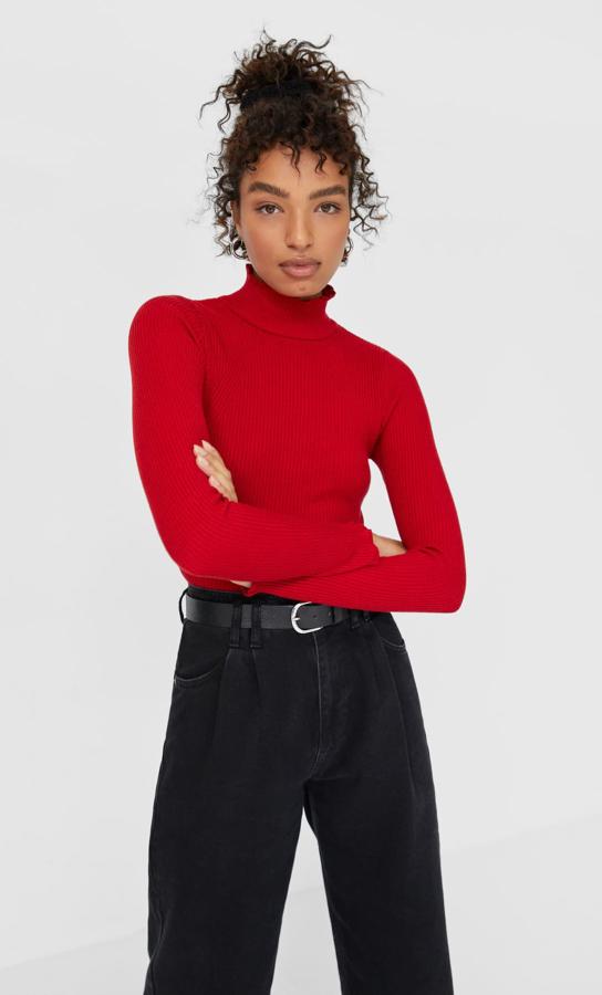 Este jersey de canalé en rojo intenso es de Stradivarius y viene con mangas largas y cuello cisne. Podemos encontrarlo entre las tallas XS y XL por 15,99 euros.