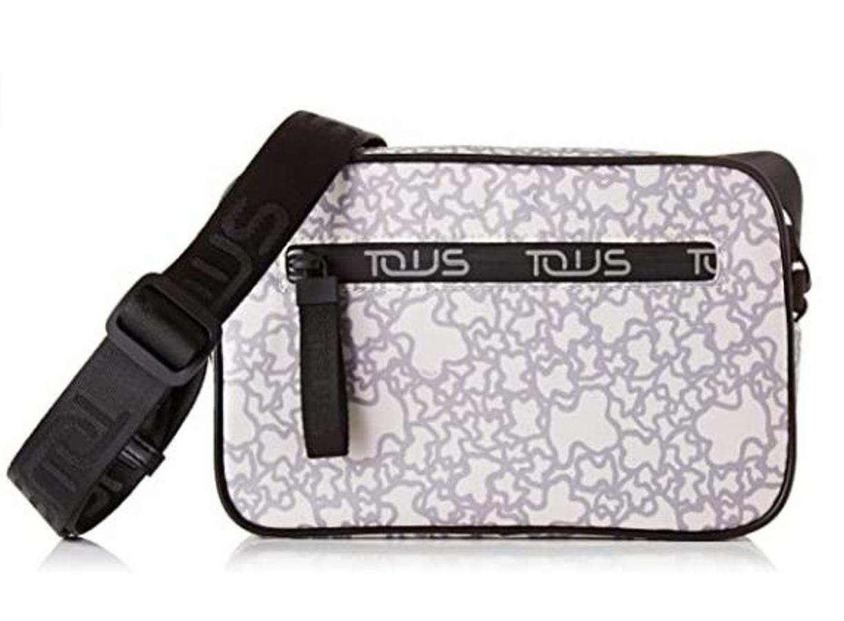 Tampoco nos olvidamos de los complementos. Y ya que, casi sin quererlo, hemos trazado una clara línea de moda urbana y juvenil con las prendas que te proponemos, no resultará extraño que incluyamos esta magnífica  bandolera de la marca Tous, modelo Kaos Mini Sport , fabricada en material sintético y con cierre de cremallera. Para esas veces en las que un bolso tradicional no pega demasiado. Es tuya por solo 40,06 euros, con un descuento del 47%.